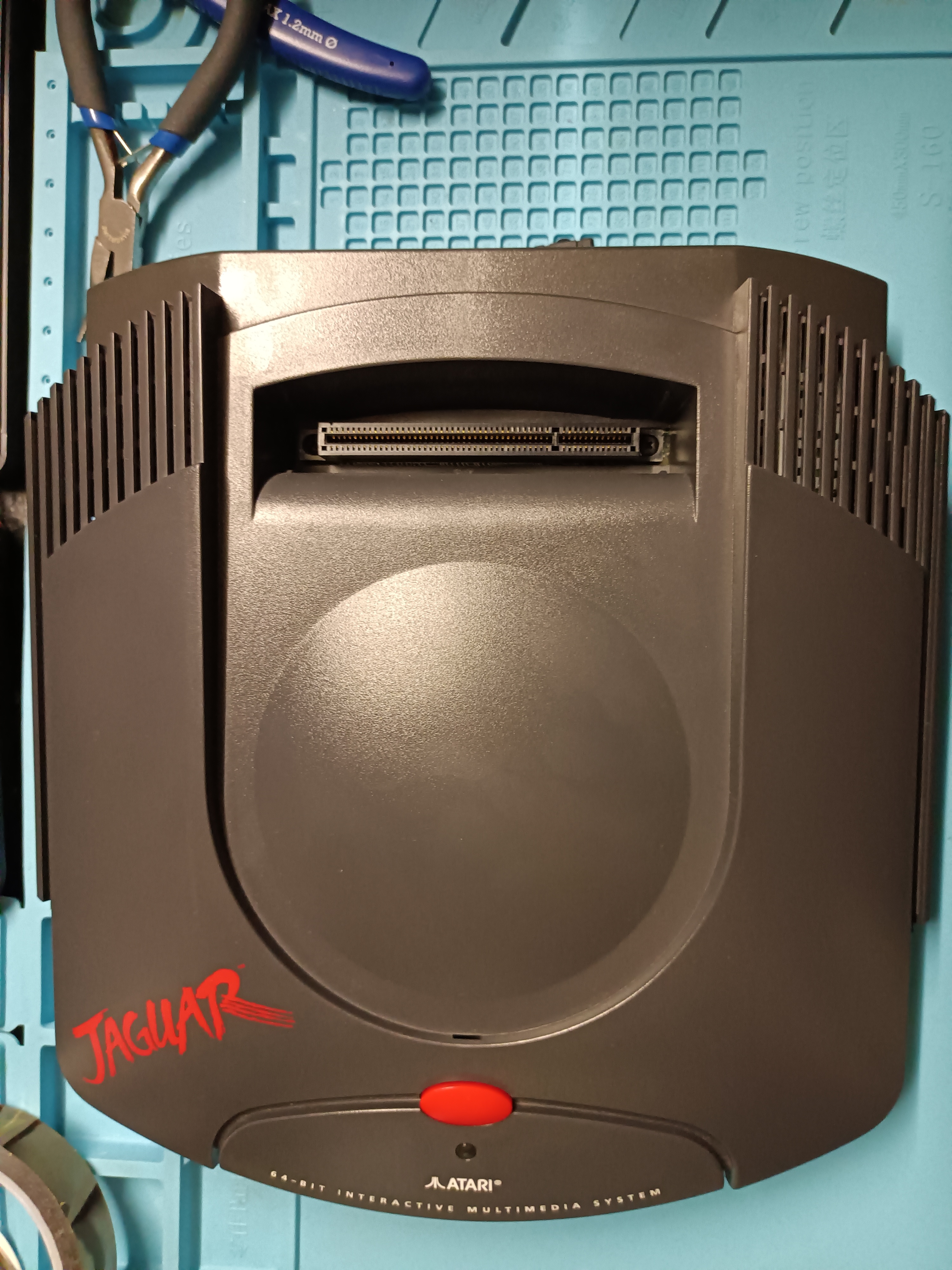 Atari Jaguar with floating 50Hz/60Hz switch installed