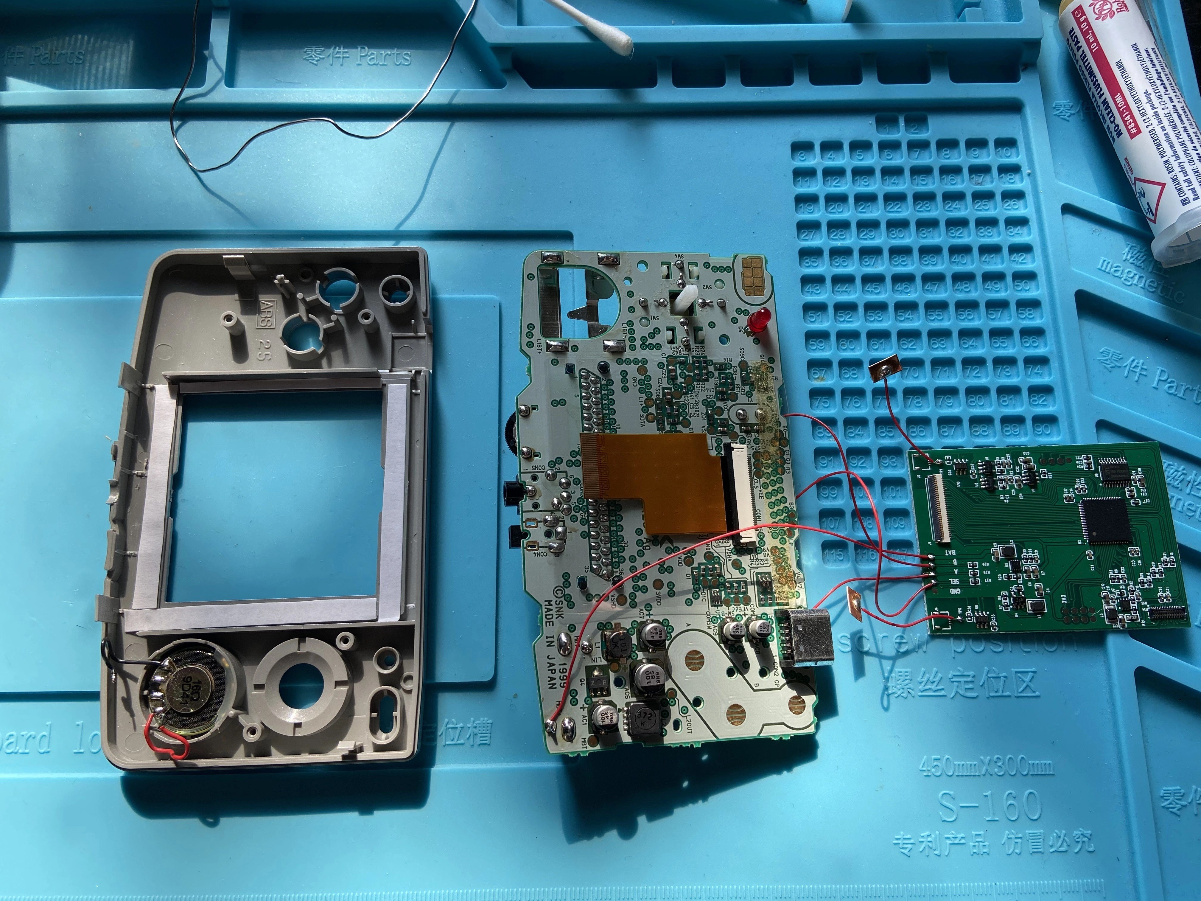 Installing a backlit aftermarket screen in a NeoGeo Pocket Color